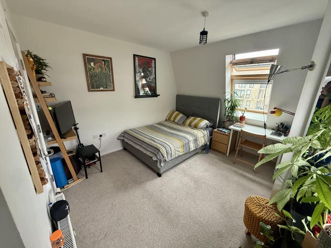 Spacious Double Bedroom with ENSUITE bathroom Main Photo