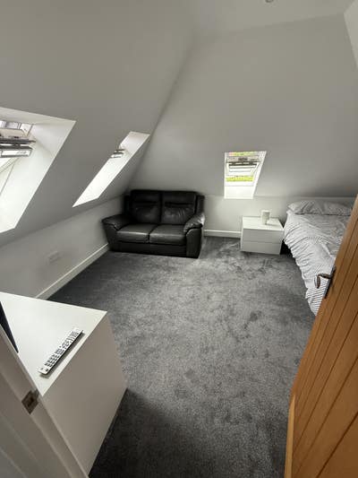 Bright Double Room – All Bills Included – West Ble Main Photo