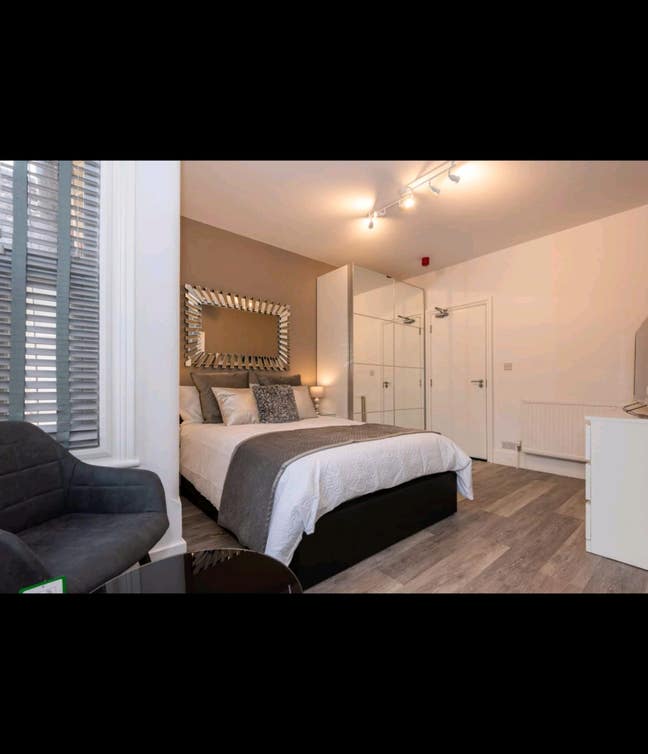 Luxury Double Room – Newly Renovated HMO Main Photo