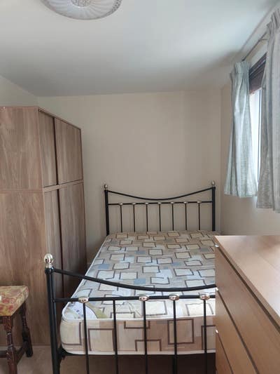 Large room with en-suite and own access Main Photo