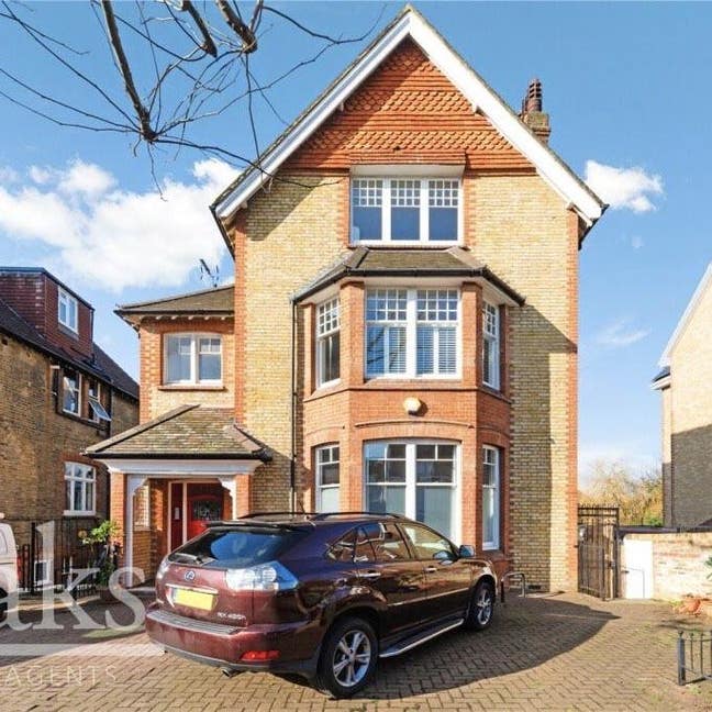 Spacious 1 Bed Flat next to Tooting Common Main Photo