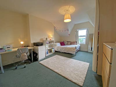Double Rooms Available Now! Close to University! Main Photo