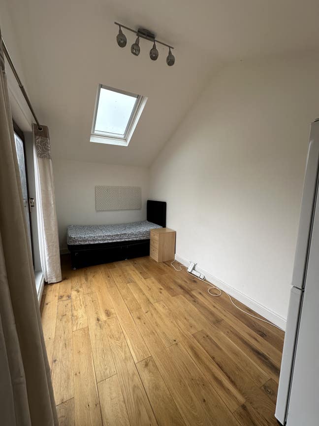 Single room available in Family Home  Main Photo