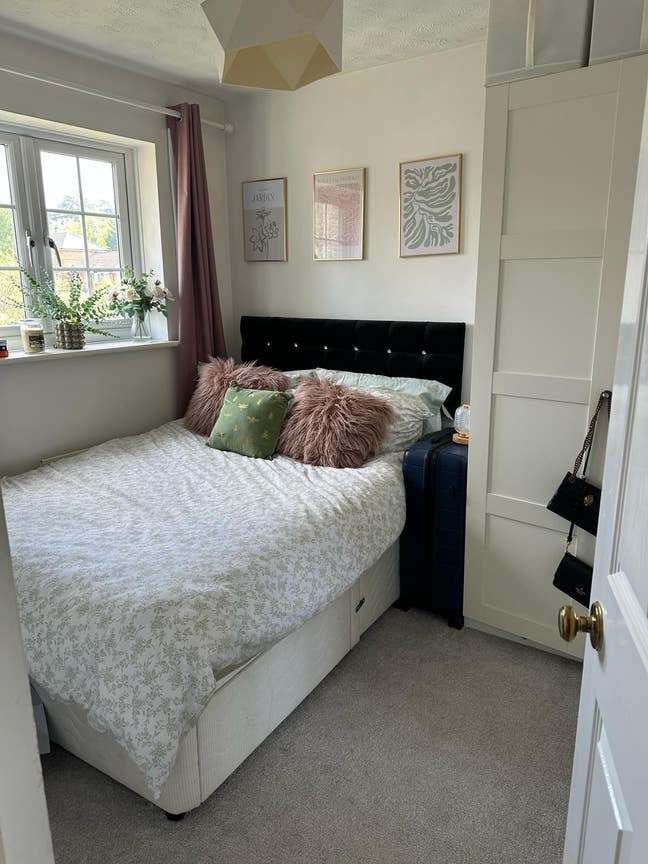 Double room for female in 3 bed house  Main Photo