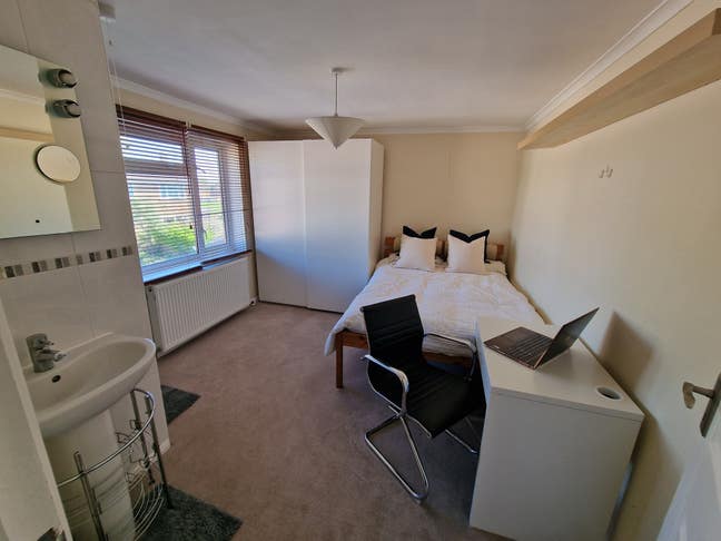 En-suite spacious rooms in Guildford Main Photo
