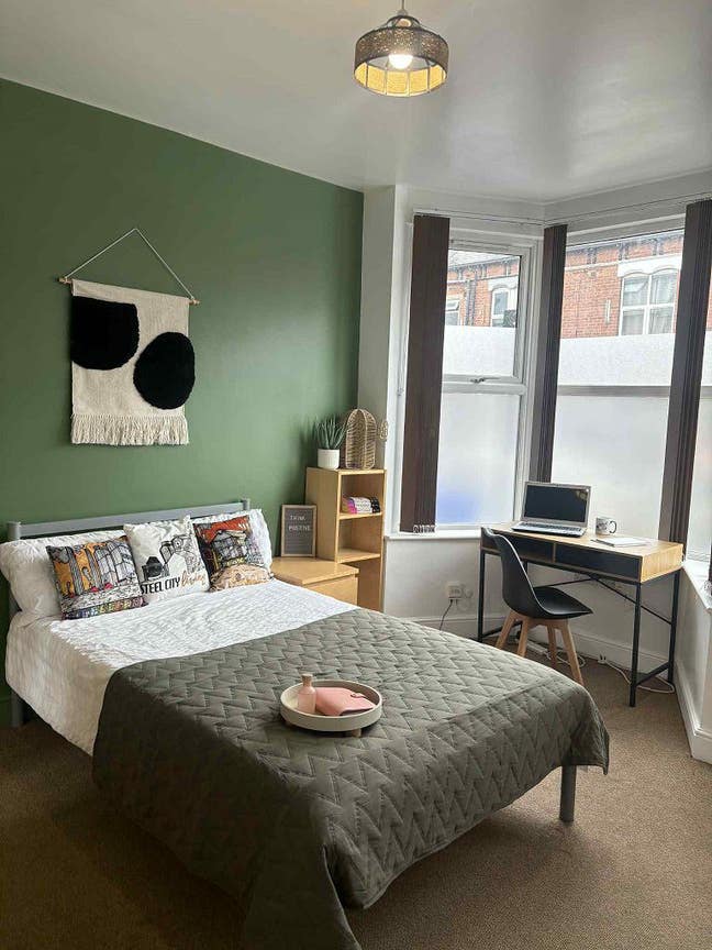 Housemates wanted for 5 bed house! Main Photo