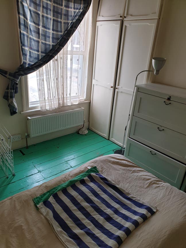 Room in a quiet house close to train station  Main Photo