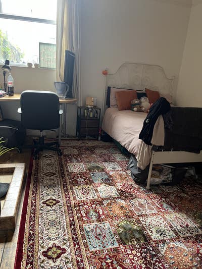Gorgeous Light Airy Rooms in  5 Bed House Main Photo