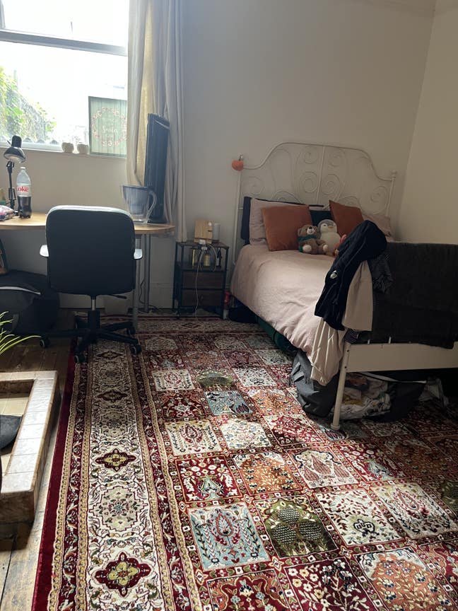Gorgeous Light Airy Rooms in  5 Bed House Main Photo