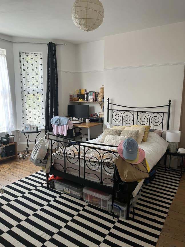 Gorgeous Light Airy Rooms in  5 Bed House Main Photo