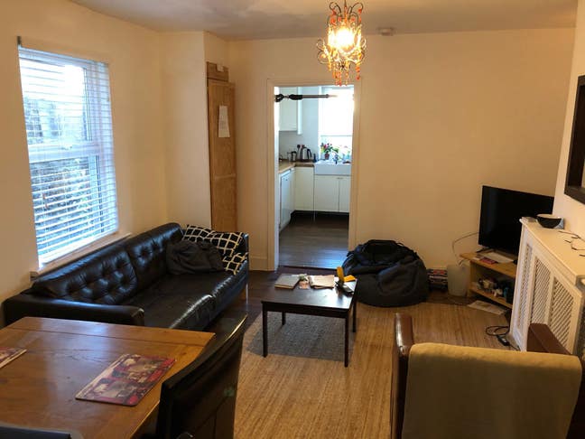 Gorgeous Light Airy Rooms in  5 Bed House Main Photo