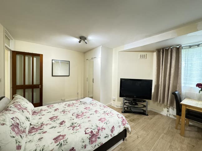 Spacious Large Studio Flat in Earl's Court SW5 Main Photo
