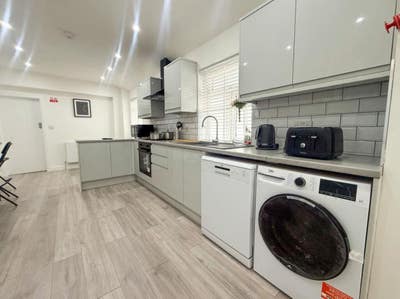 New 6 bed all en-suite HMO Opposite his Main Photo