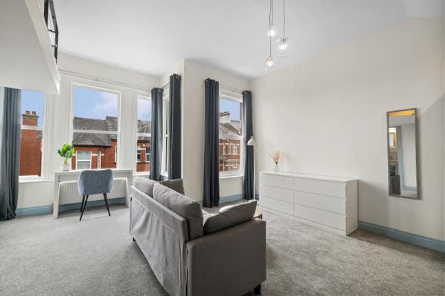 ☀️Large mezzanine double ensuite room ☀️ Main Photo