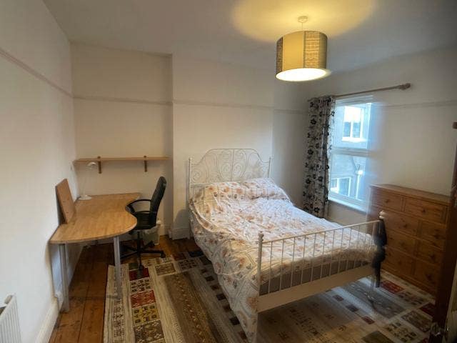 Gorgeous Light Airy Rooms in  5 Bed House Main Photo