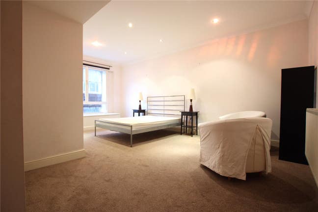 Flat 7B, 2 Fawe Street - Large Double Room Main Photo