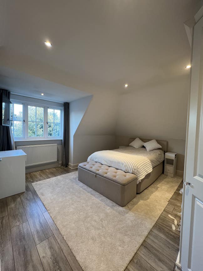 Lovely large double bedroom en-suite  Main Photo