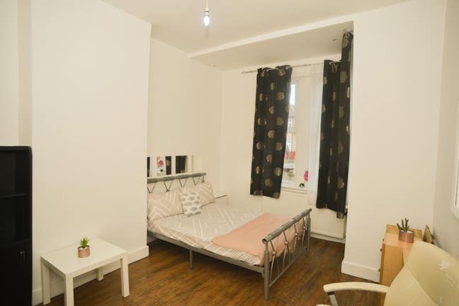 Spacious E16 Home with Garden & BBQ  Main Photo