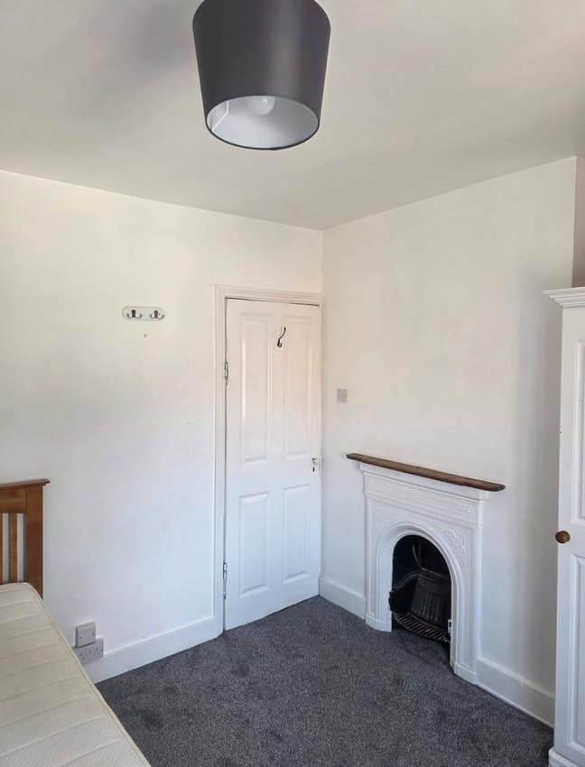 🏡 Two Modern Rooms for Rent (Woking) Main Photo
