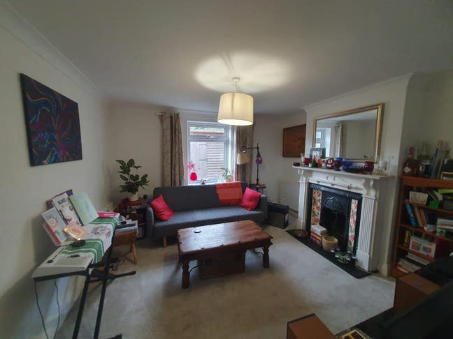 Room is available in a shared house in Shaw Main Photo