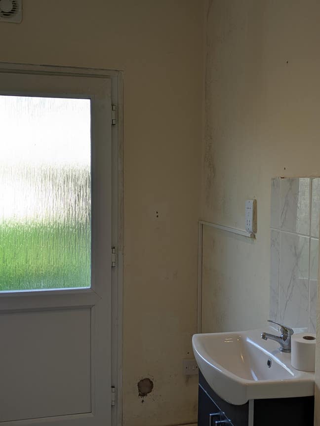 To Let: 3 beds Terrace house Share Main Photo