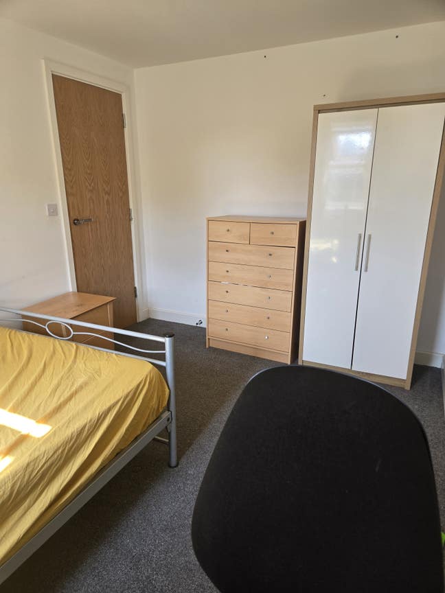 A double room available close to rolcw royce Main Photo