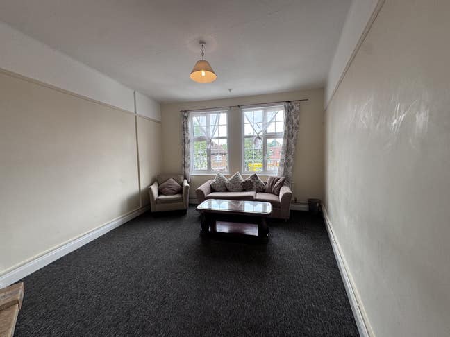 Modern 3 Bedroom 1 Bathroom House to rent in HA8 Main Photo