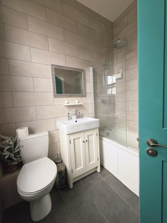 All-Female Luxury Ensuite. Private Parking.  Main Photo