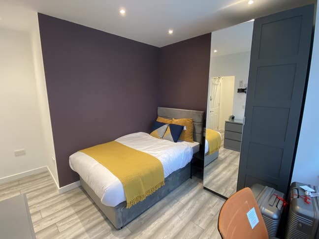 Amazing Ensuite Modern Room   Main Photo