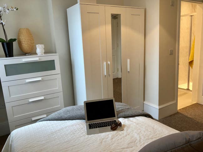 Amazing Bright Ensuite! GREAT location!! (AXR) Main Photo
