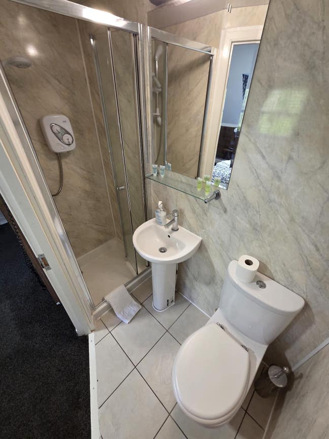 Rooms for long term rent in Guest House Main Photo