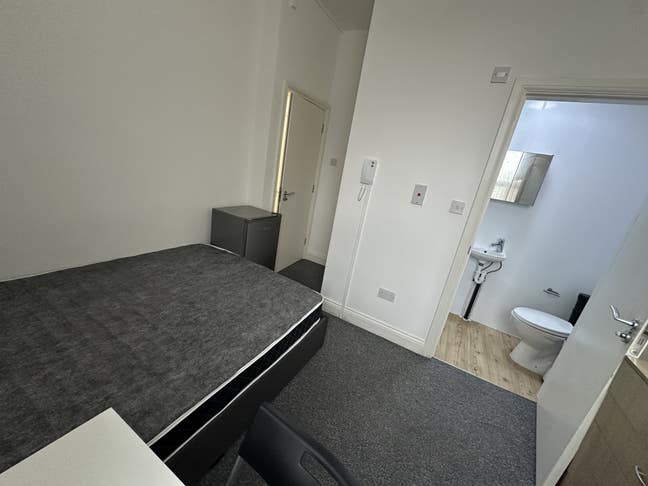 Cozy double single use ENSUITE Kensal Rise Main Photo