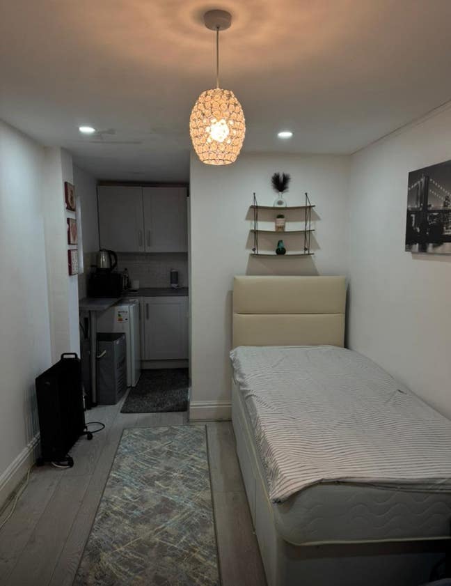 Jazzy studio room with En-Suite and kitchenette Main Photo