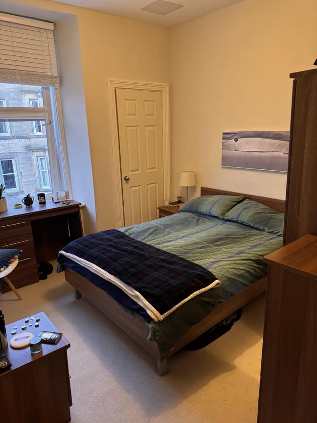 Double room for rent in two bed flat  Main Photo