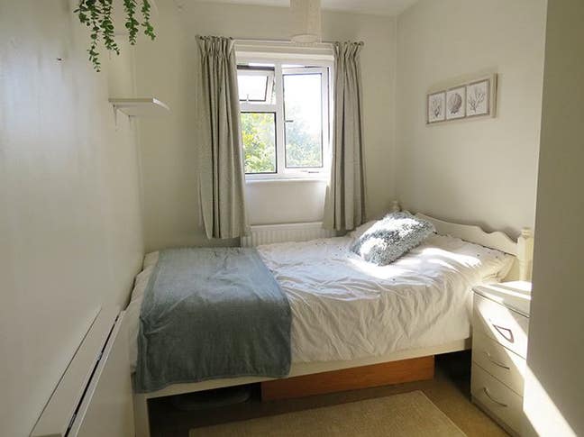  Bright  double  room  (females preferred)  CB4 Main Photo
