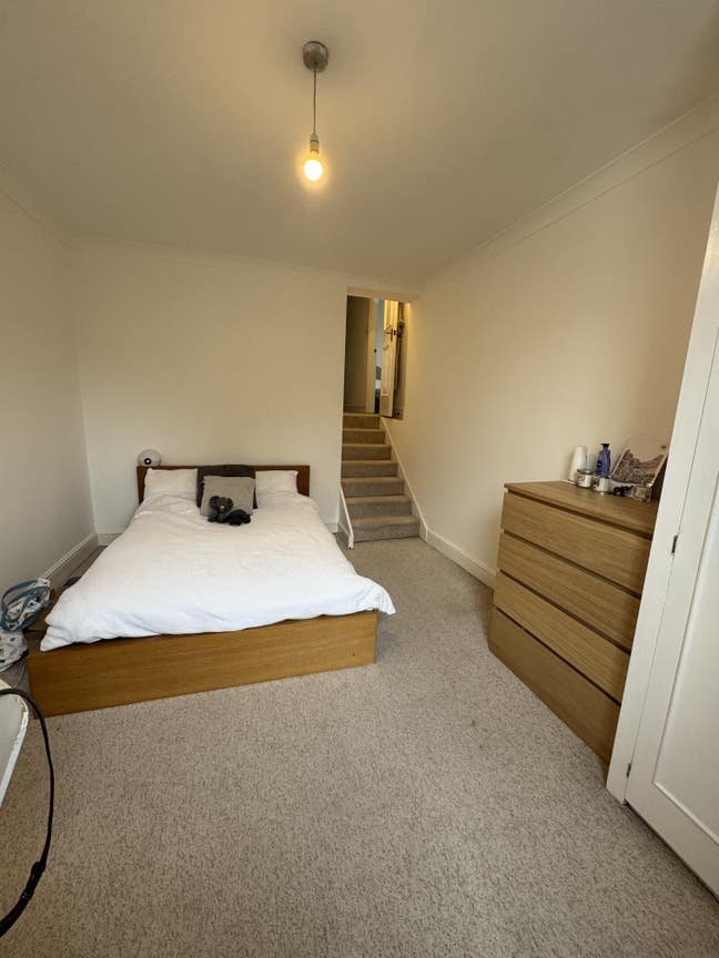 Double bedroom -very close to Clapham North tube Main Photo