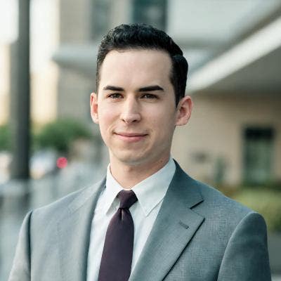 I work in finance, aged 29. I've lived all ov... Main Photo