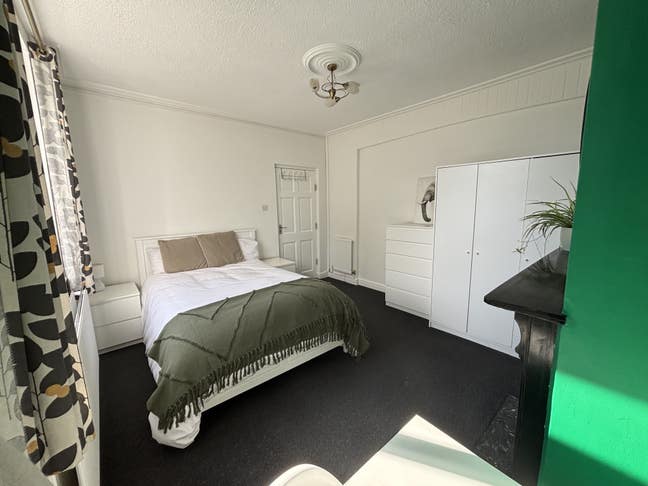 Tranquil Double Bedrooms Close to Gloucester Quays Main Photo