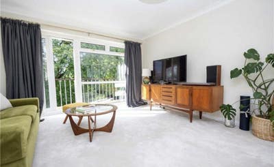 Beautiful Apartment Close to the Shops and Beach  Main Photo