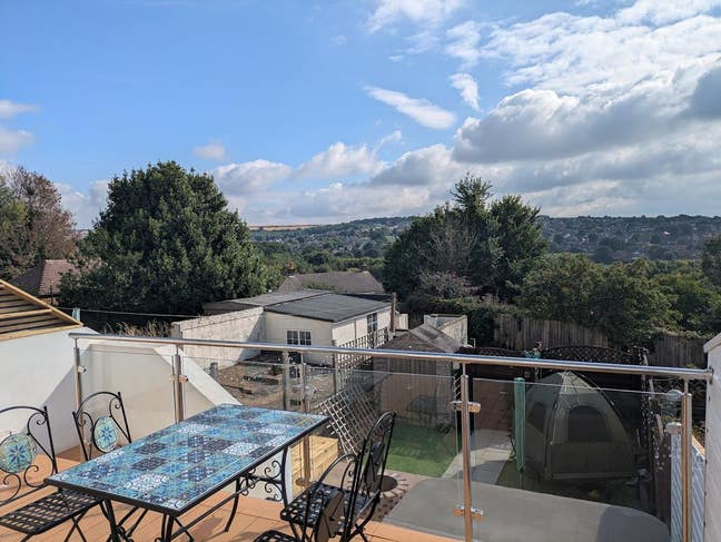 Small room in an open minded household /w hottub Main Photo