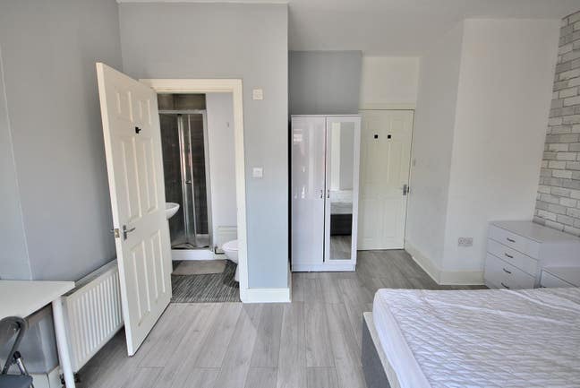 Fully Refurbished - 4 Rooms Available - L6 Main Photo