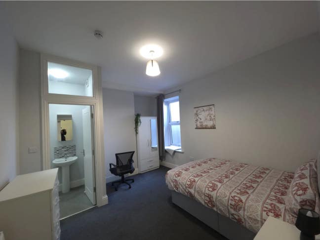 Spacious En-suite Double Room Available - BS16 Main Photo