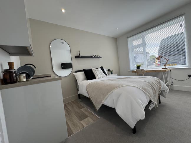 🌟New Studio Style - Ensuites + Kitchenettes + 🚗 Main Photo