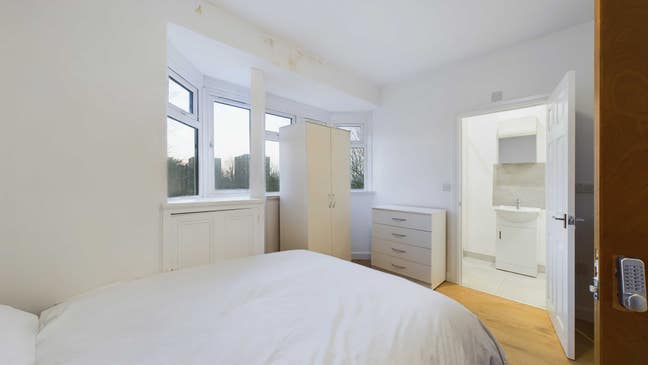 Amazing Semi Studio in Eltham-- 27Th Sept  Main Photo