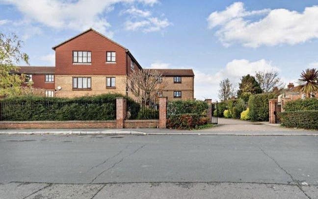 Spacious double room Colliers Wood/Mitcham border Main Photo