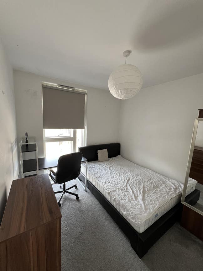 Double room in a clean modern shared house Main Photo