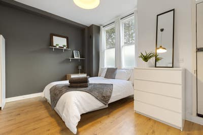 One Bed Studio Apartment available by Thames Main Photo