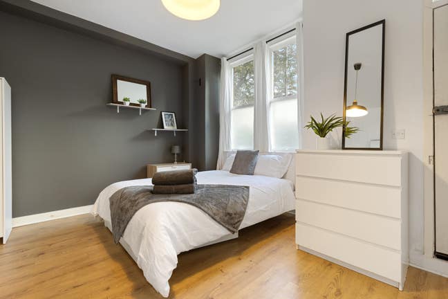 One Bed Studio Apartment available by Thames Main Photo