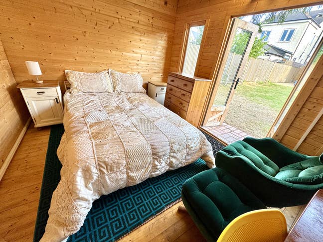 Room with Own Bathroom Fab Location! Main Photo