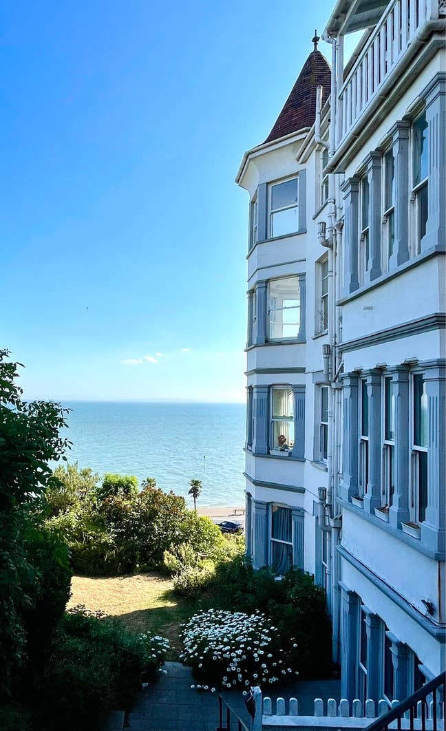 Seafront Sea view 2 bed flat with garden Main Photo